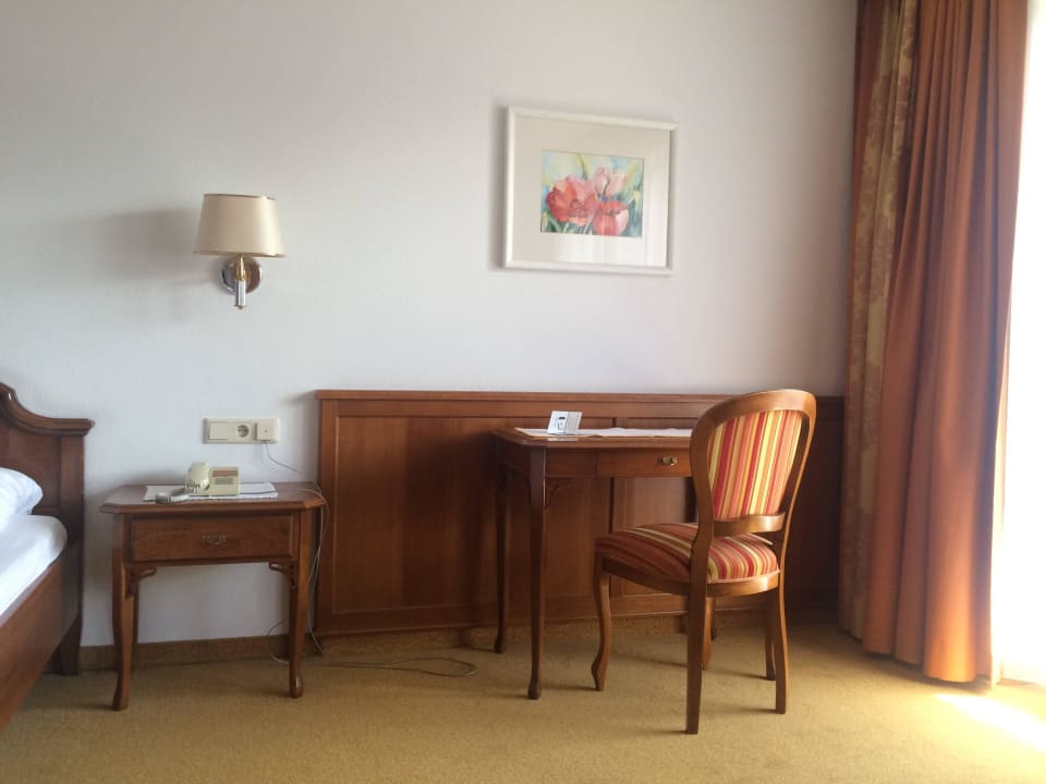 Kleiner Schreibtisch Hotel zum Pinzger