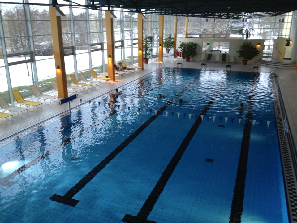 Großer Swimmingpool Parkhotel Weiskirchen