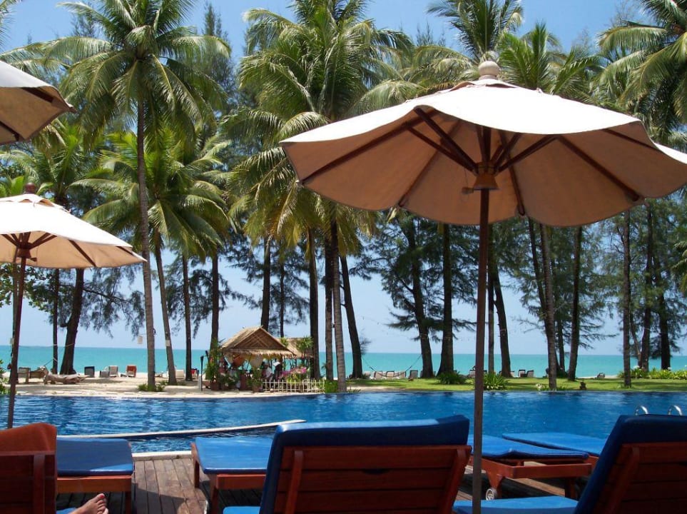 Pool und Strand Royal Bangsak Beach Resort Outrigger Khao Lak Beach Resort