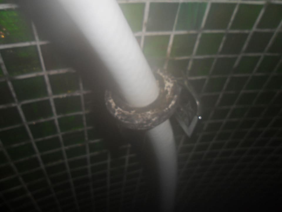 Verschimmelte Schläuche in den Duschen Hotel Sunnwies