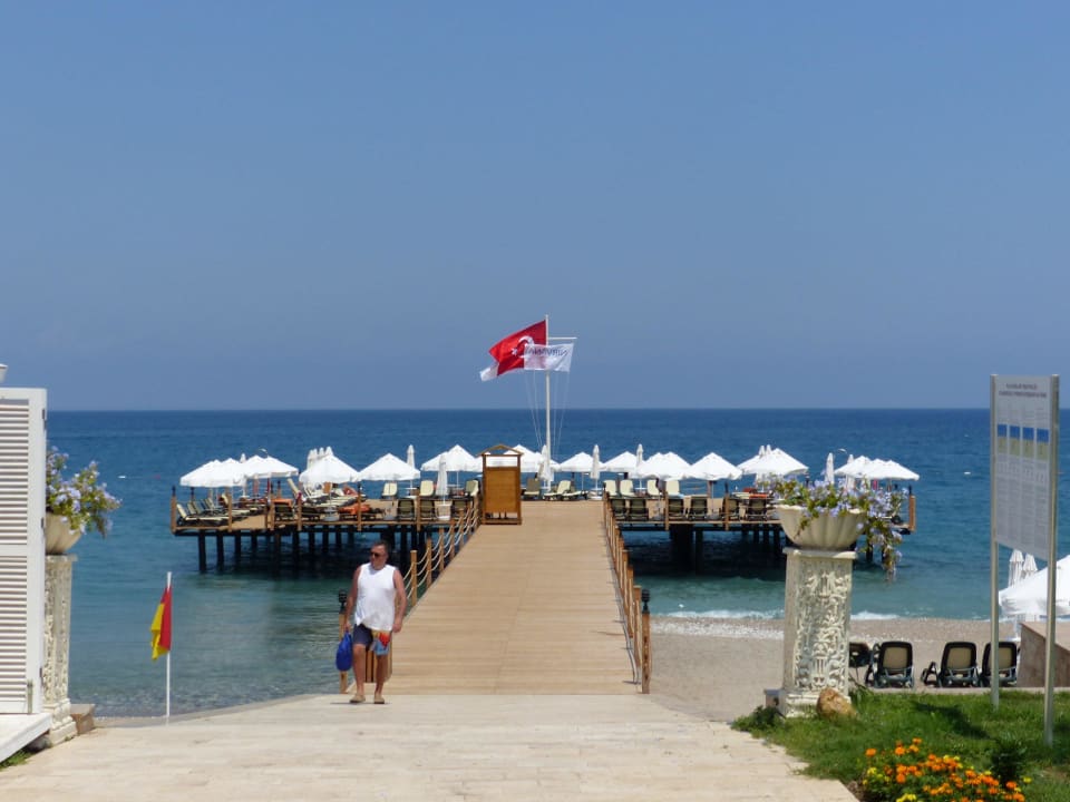 Einer von drei Hotelstegen Nirvana Mediterranean Excellence