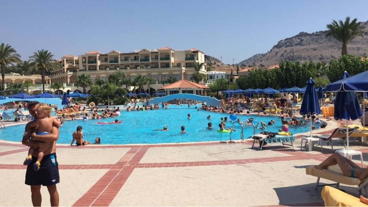 Hauptpool direkt neben Animationsbude Lindos Princess Beach Resort & Spa