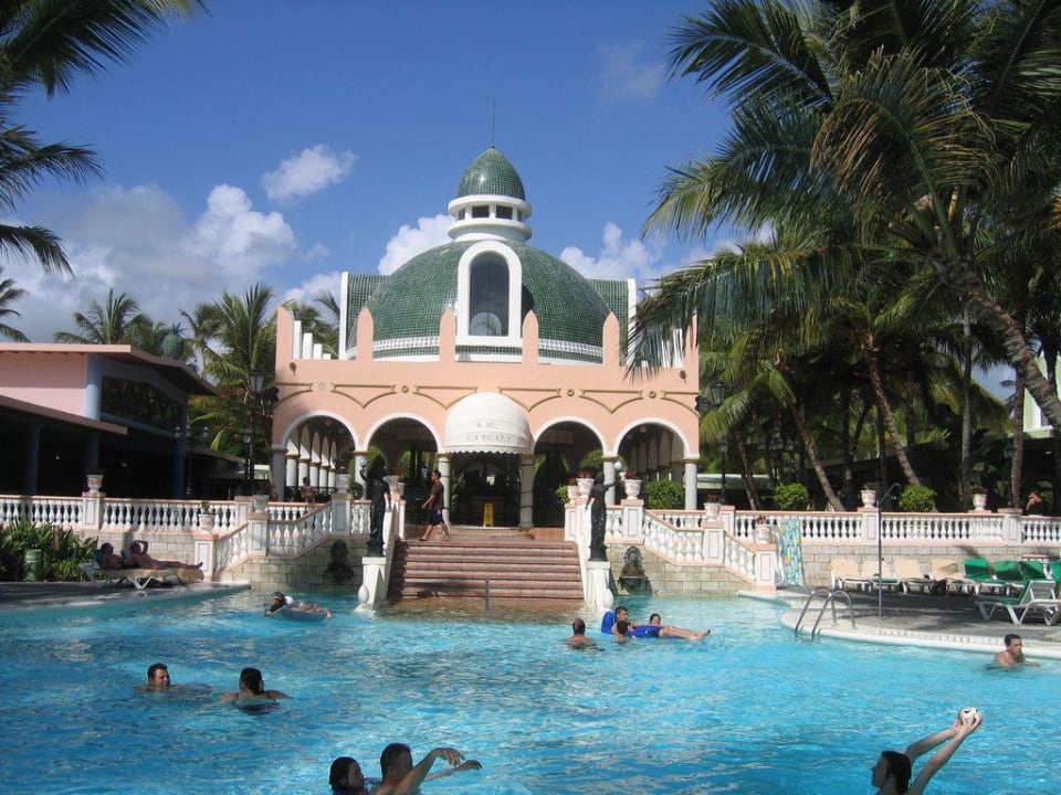Einer der zwei Pools Hotel Riu Bambu