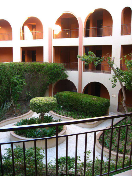 Innenhof vor unserem Zimmer Hotel Three Corners Ocean View prestige - Adults only