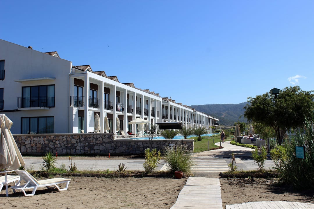 Hauptgebäude mit Blick vom Strand Jiva Beach Resort