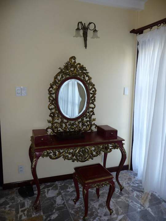 Hübsch geschnitzter Schreibtisch  Allezboo Beach Resort & Spa