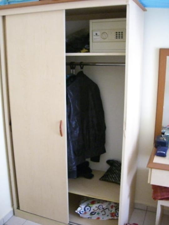 Kleiderschrank mit Safe Hotel Club Tess