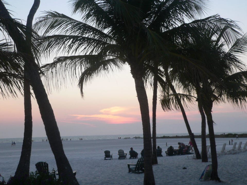 Hotelstrand bei Sonnenuntergang Hotel Outrigger Beach Resort