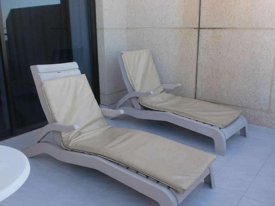 Liegen auf dem Balkon SBH Hotel Taro Beach