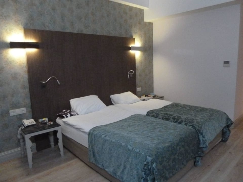 Doppelbetten mit Nachtschrank Port Side Resort Hotel