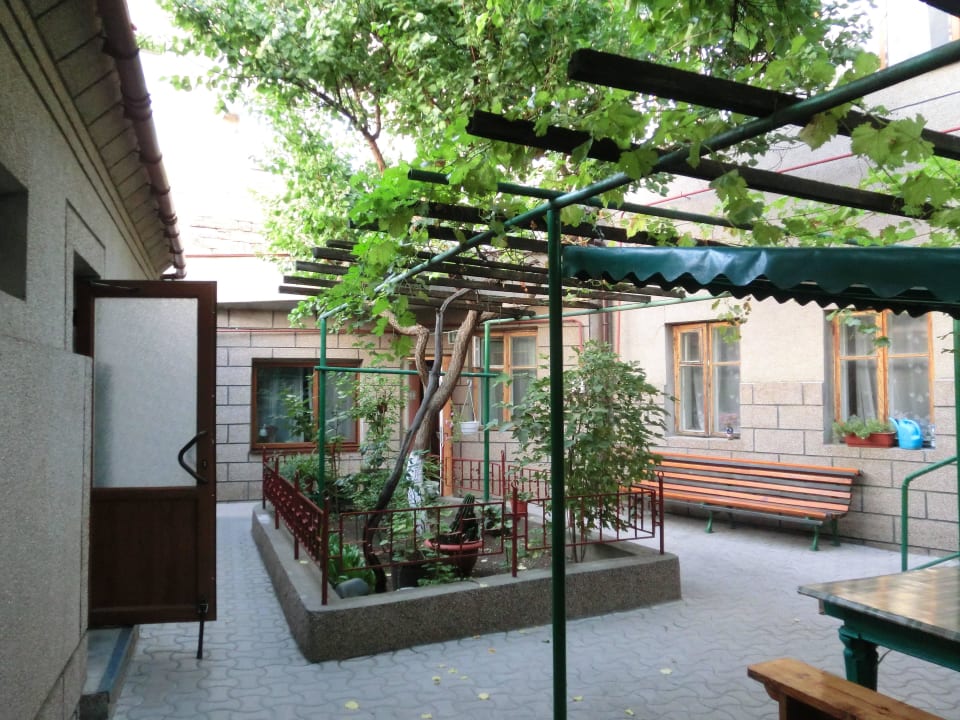 Kleiner Garten im Innenhof Semeyny Otdykh Guest House 