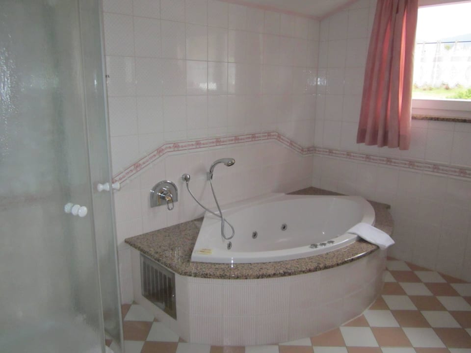 Whirlwanne in der Steigersuite Hotel Bergknappenhof