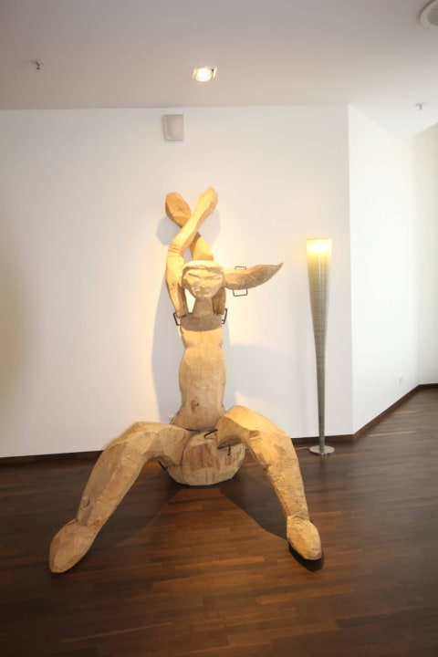 Holzfigur im Parterre Dorint Hotel Bremen