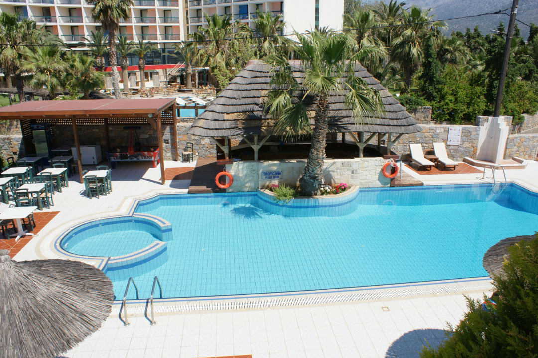 Basen 1 z 2 High Beach Resort