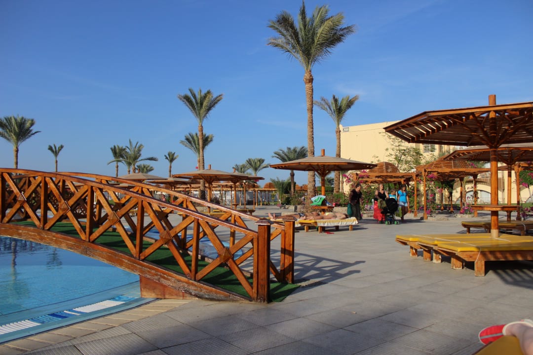 Территория отеля Desert Rose