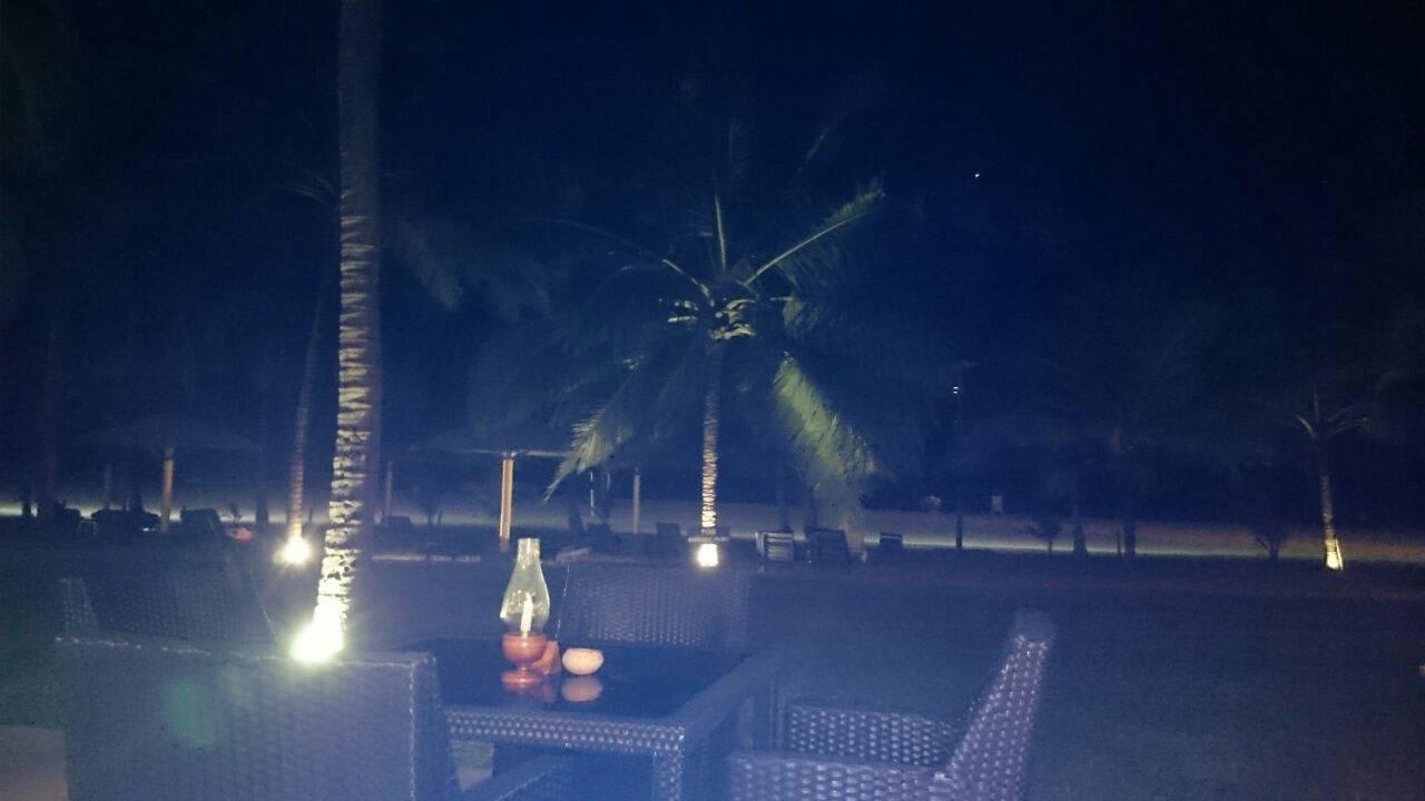 Blick zum Strand nachts Goldi Sands Hotel