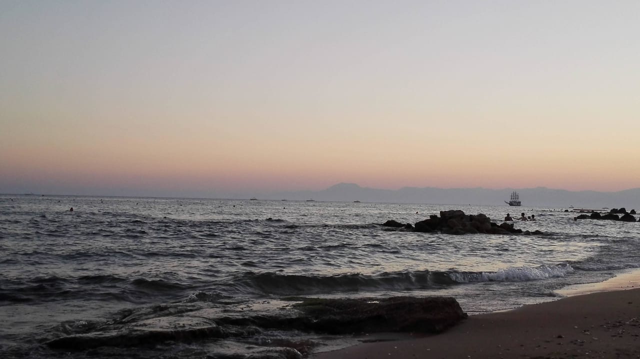 Strand und Meer in der Abenddämmerung Hotel Orfeus Park