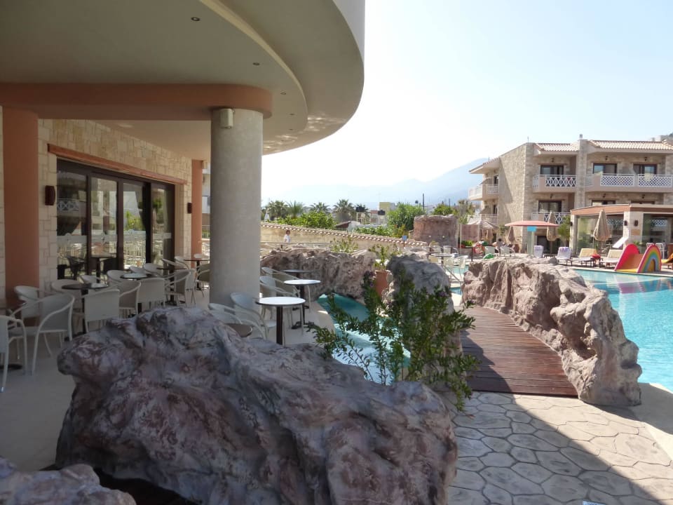 Links Bar, rechts Pool Cactus Royal