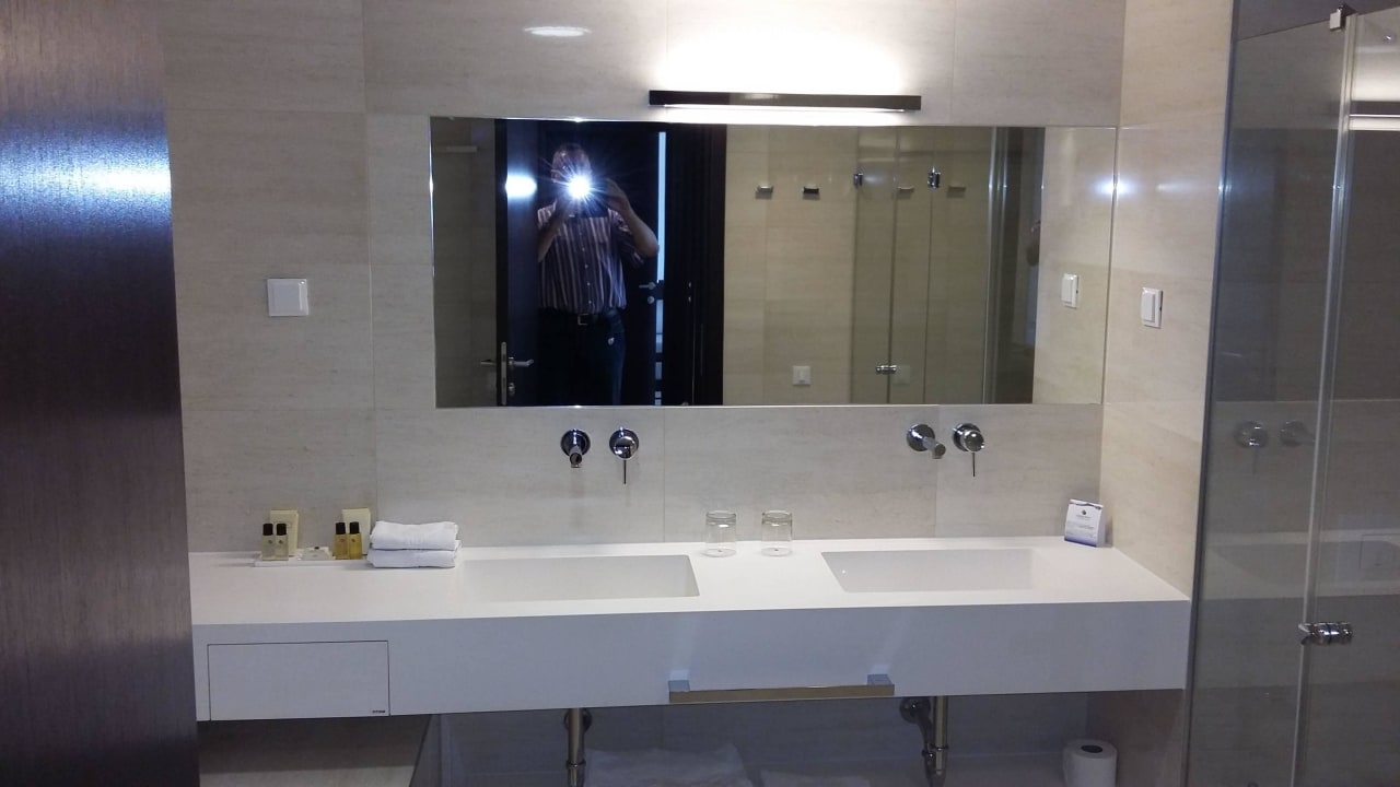 Badezimmer einer Suite Hotel Parentium Plava Laguna