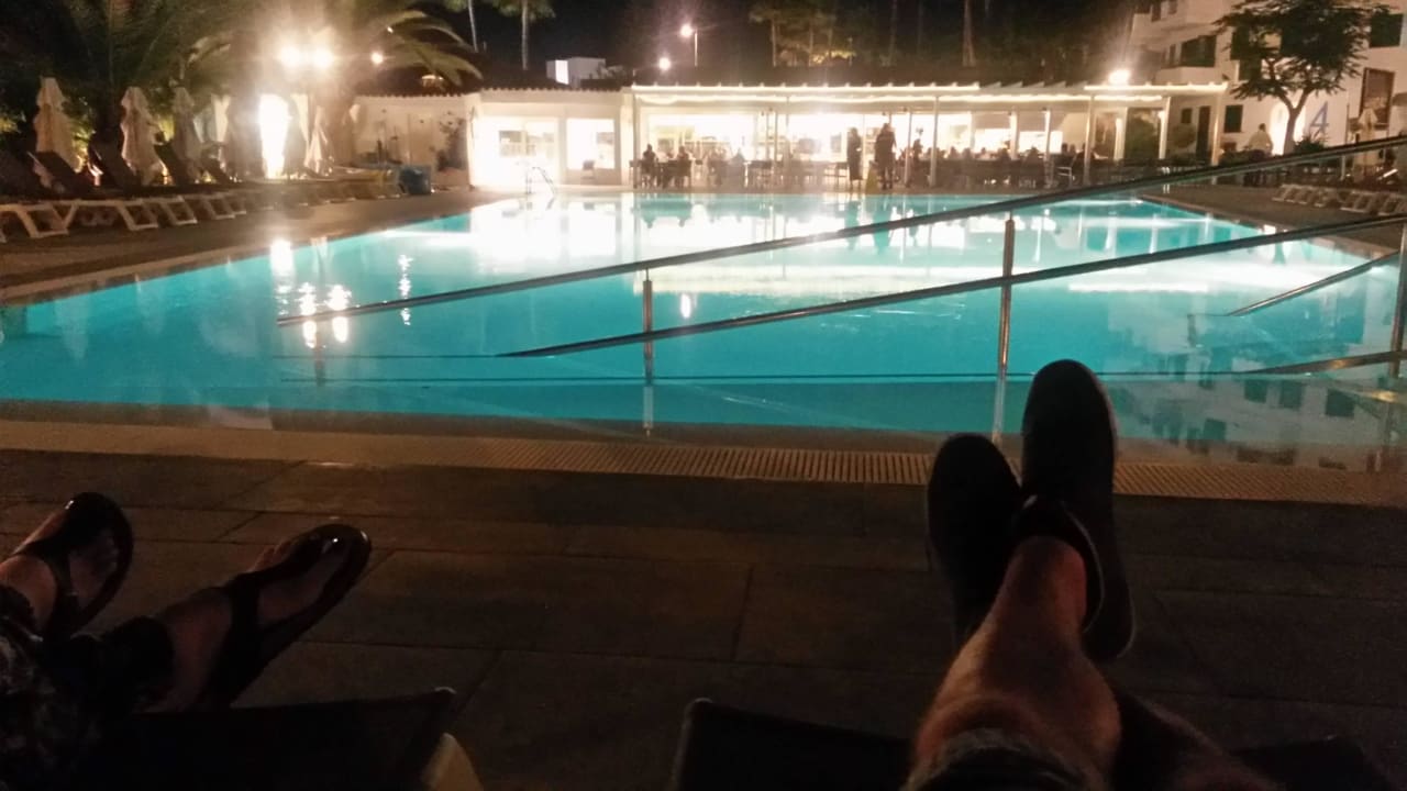 Blick auf Pool. Direkt dahinter das Restaurant Servatur Playa Bonita