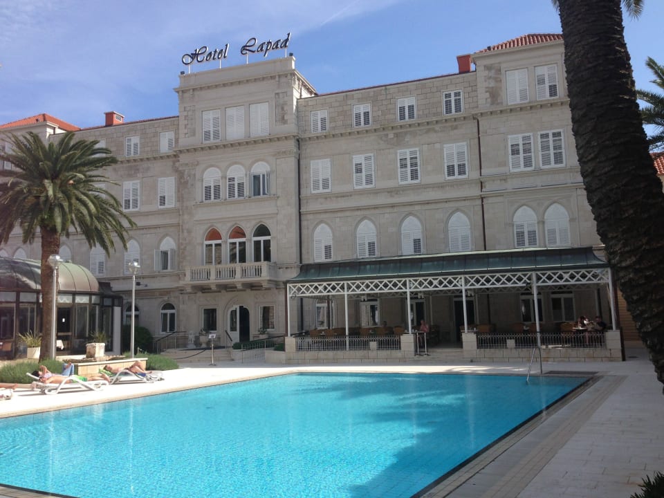 Blick vom Meer aufs Hotel Hotel Lapad