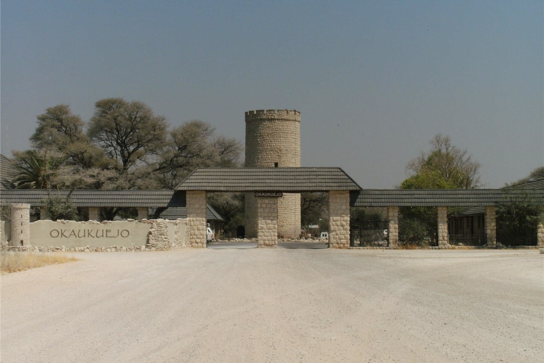 Einfahrtstor und ehemaliger Wasserturm Okaukuejo Camp