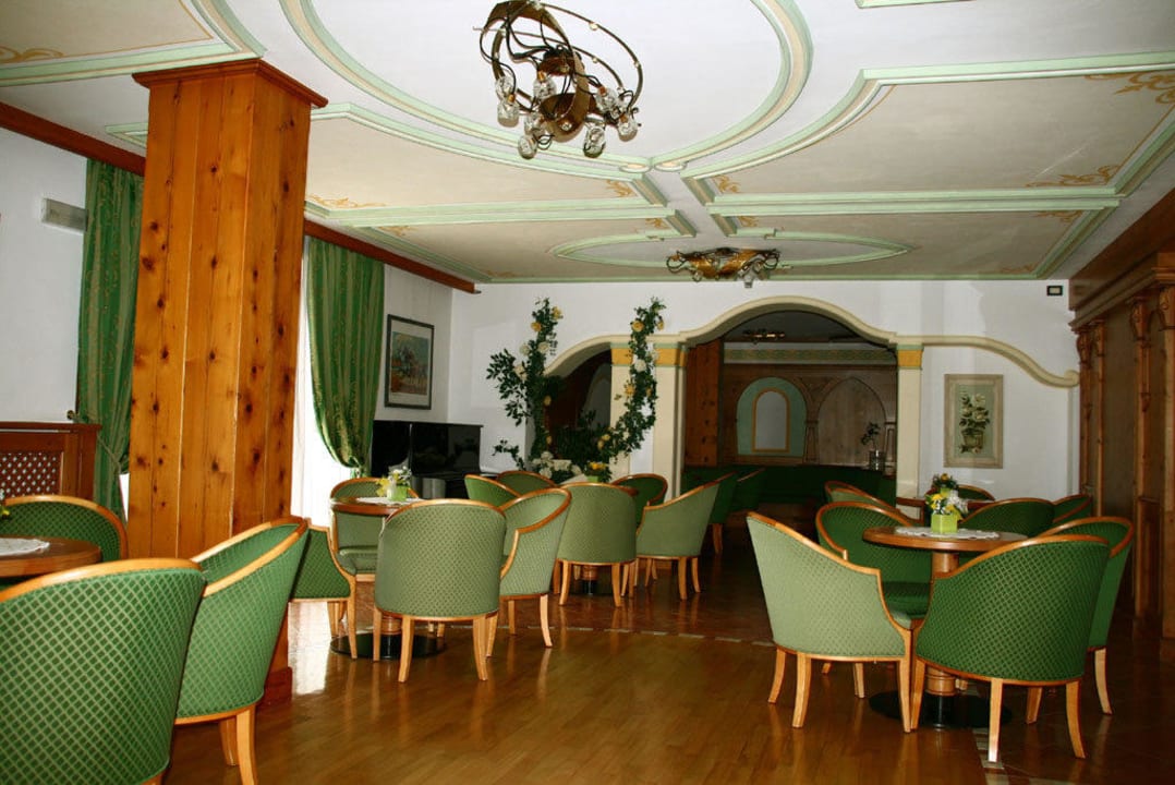 Einer der Aufenthaltsräume (mit Fernseher) Domina Parco dello Stelvio