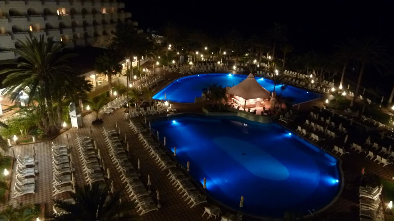 Pool am Abend Hotel Riu Palace Tres Islas