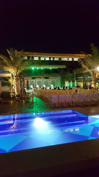 Pool und Bühne für Animation  Quattro Beach Spa & Resort