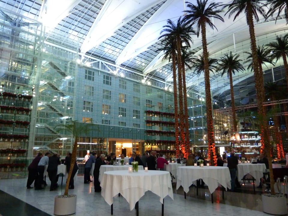 Lobby/Restaurant/"Innenhof" Hilton Munich Airport