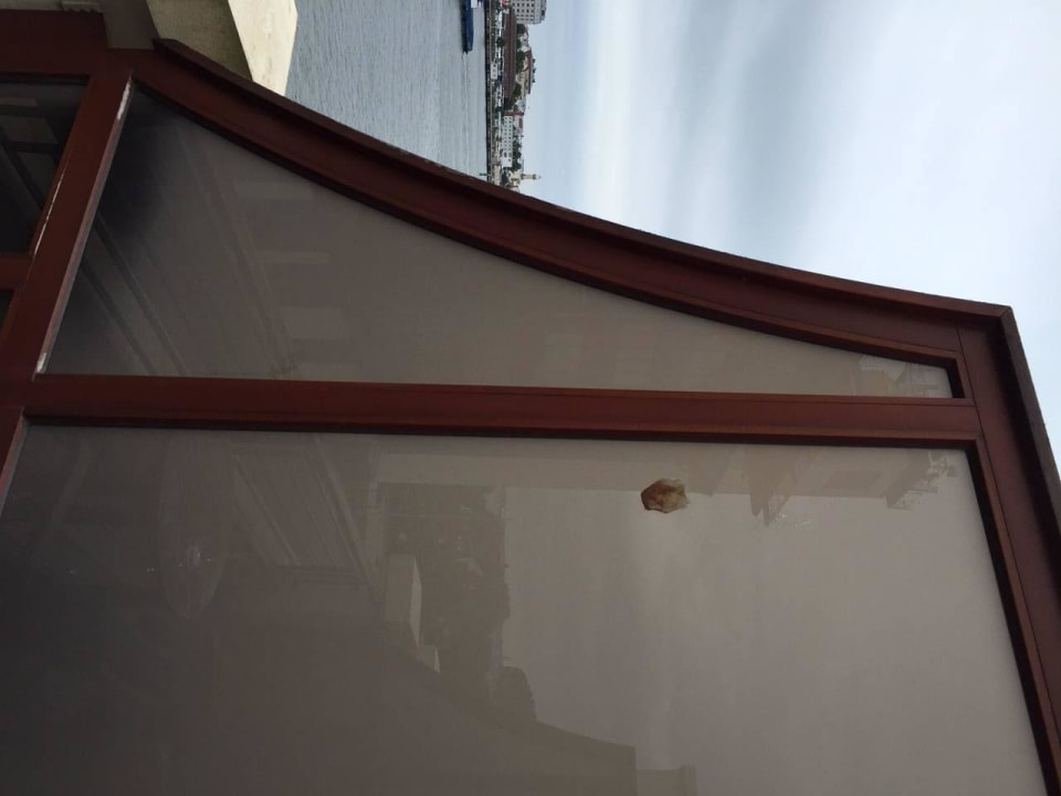 Trennwand mit Vogelkot Hotel Yachthafenresidenz Hohe Düne