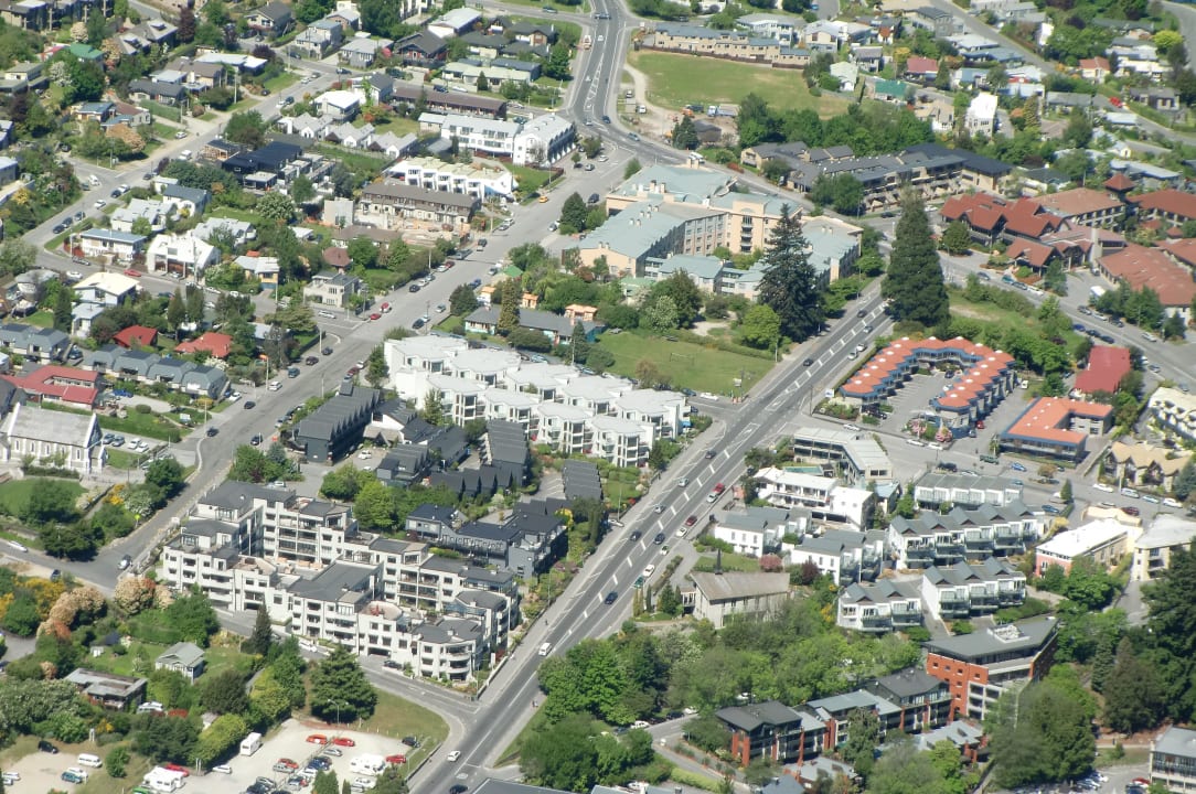 Schwarze Anlage zwischen den zwei weißen Heartland Hotel Queenstown