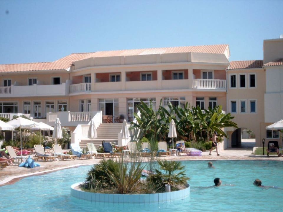 Blick vom Pool auf das Hauptgebäude Hotel Bitzaro Grande