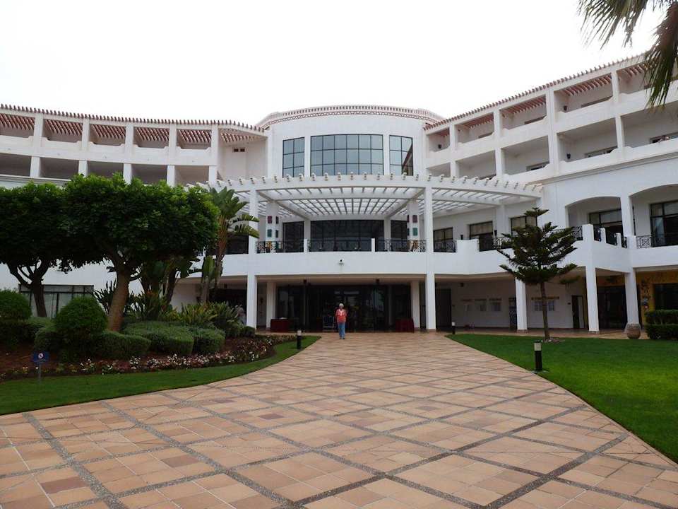 Eingang in das Hauptgebäude vom Poolbereich Iberostar Waves Founty Beach