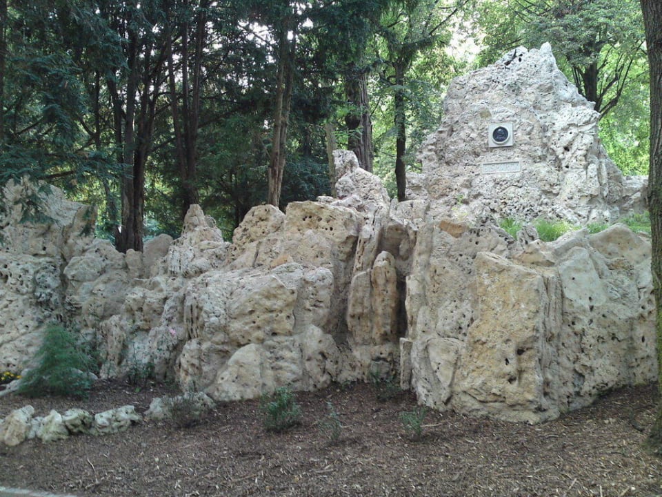 Bismarkgrotte im Park vor dem Hotel Villa Vier Jahreszeiten