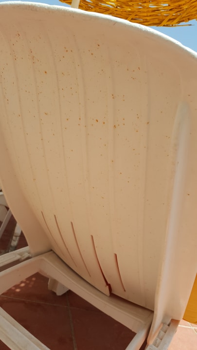 Dreckige kaputte Liegen Salamis Bay Conti Resort Hotel & Casino