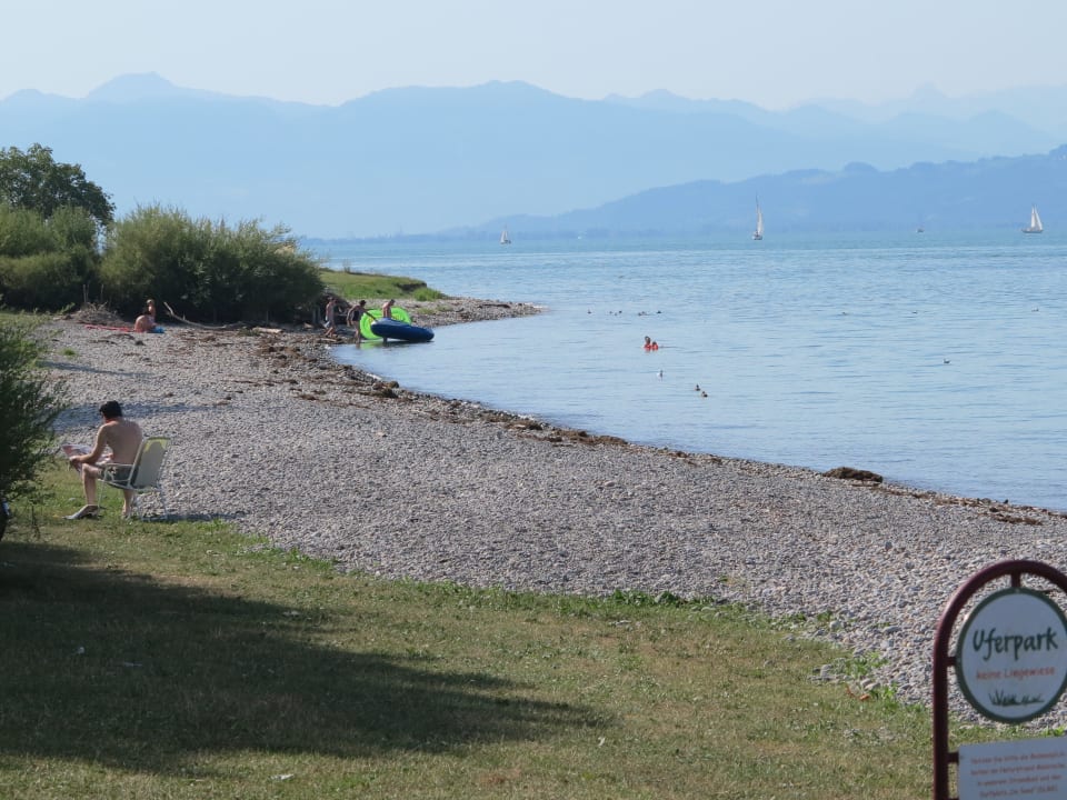 Öffentlicher Strand vor dem Café und das Gästehaus Gästehaus Charlotte