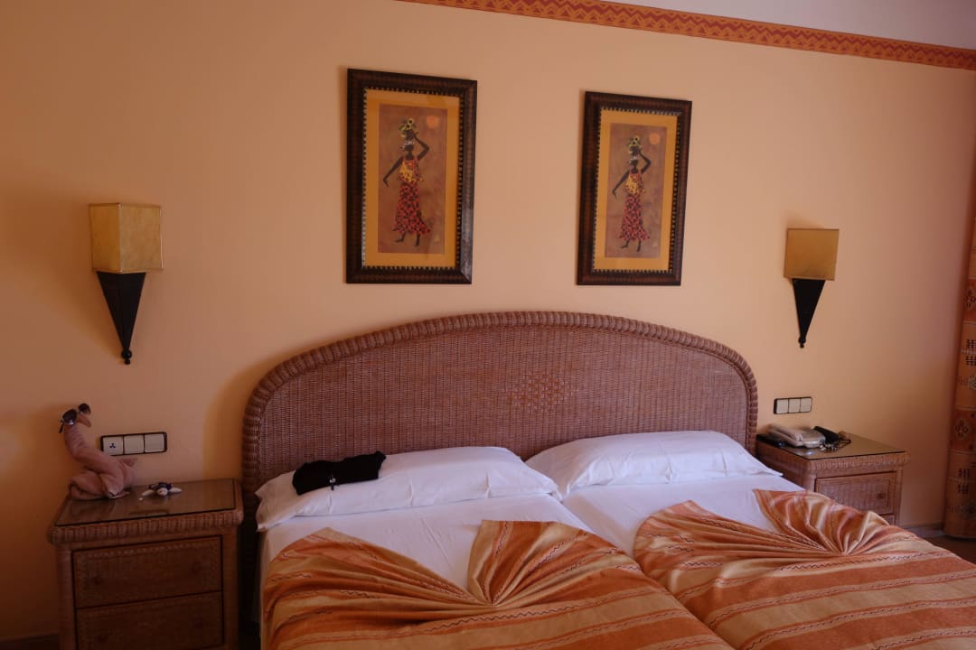 Zimmermädchen gibt sich Mühe Hotel Riu Funana