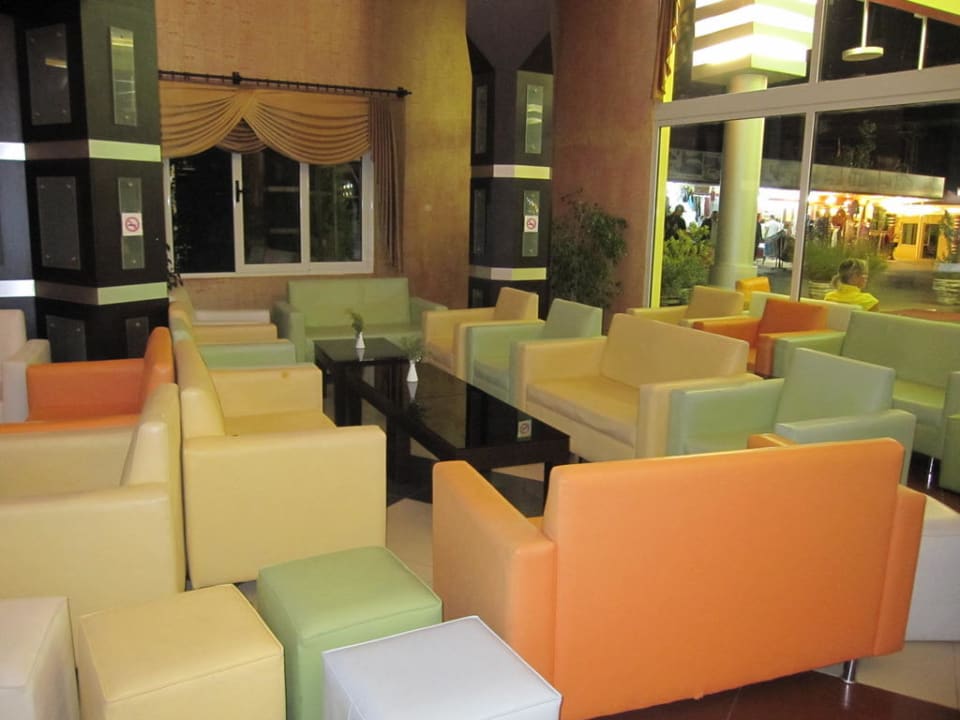 Die Sitze in der Lobby farbenfroh Hotel Orfeus Park