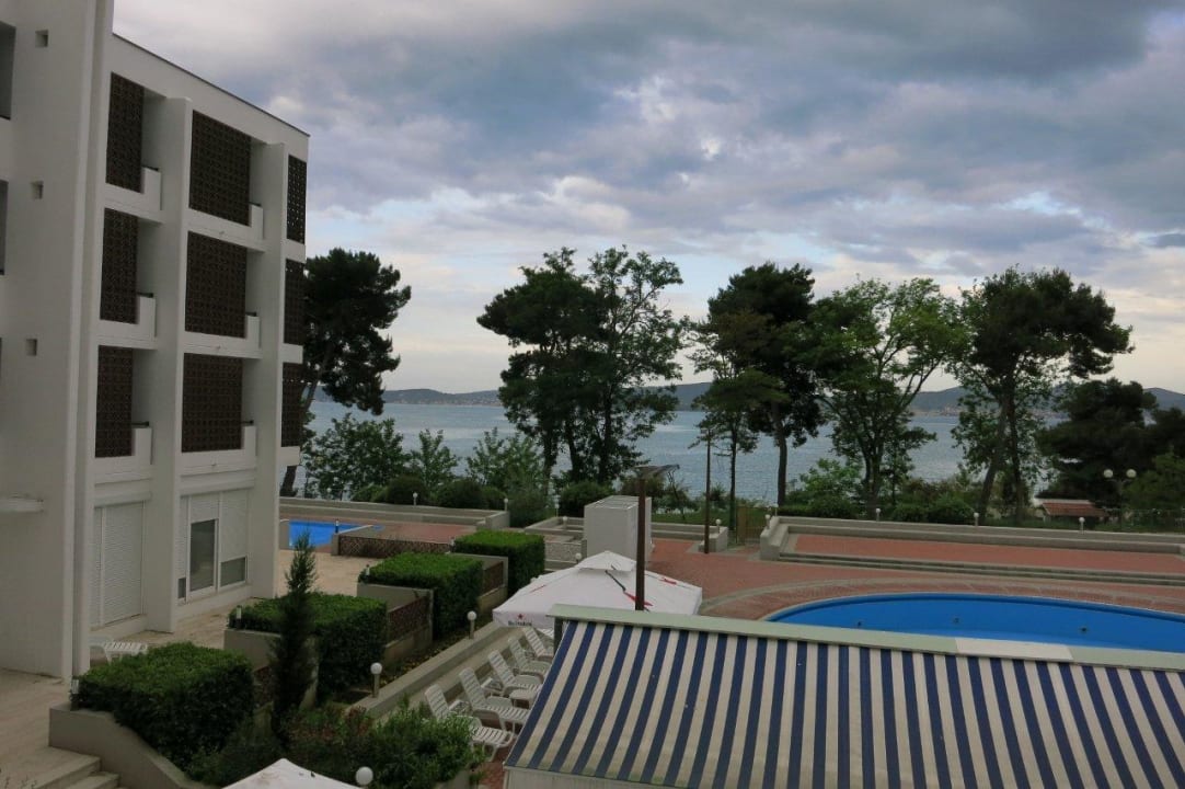 Blick über den Pool zum Meer Hotel Kolovare