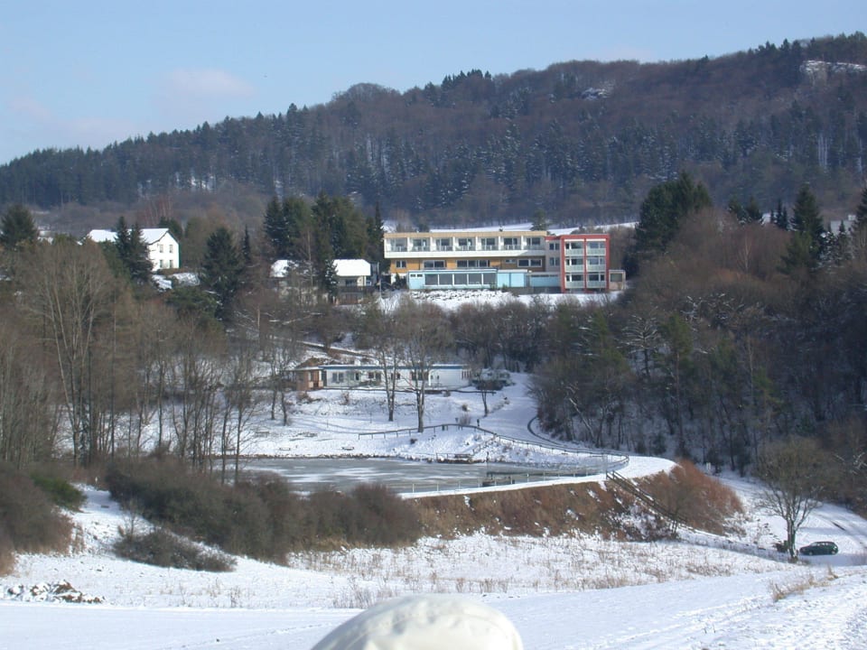 Blick vom Tal auf den Stausee und das Hotel Seehotel am Stausee