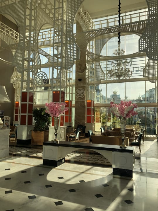 Lobby Well Palace Side