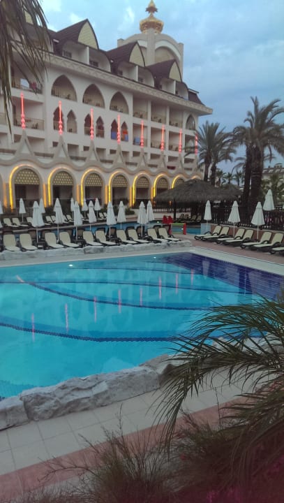 Einer der 3 Pools Well Palace Side