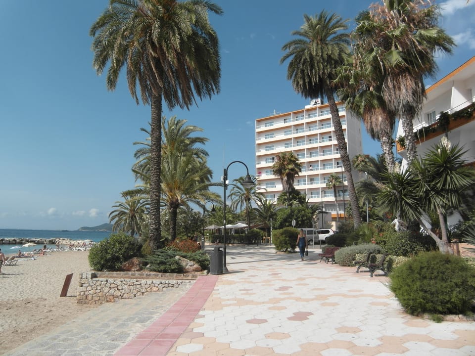 Seitliche Außenansicht von Promenade Hotel Ibiza Playa