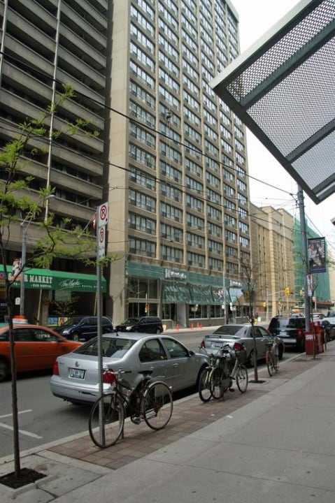 Vor der Tür Holiday Inn Toronto Downtown Centre