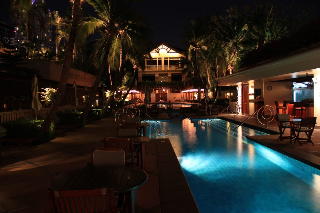 Pool zur Nacht Hotel The Peninsula Bangkok