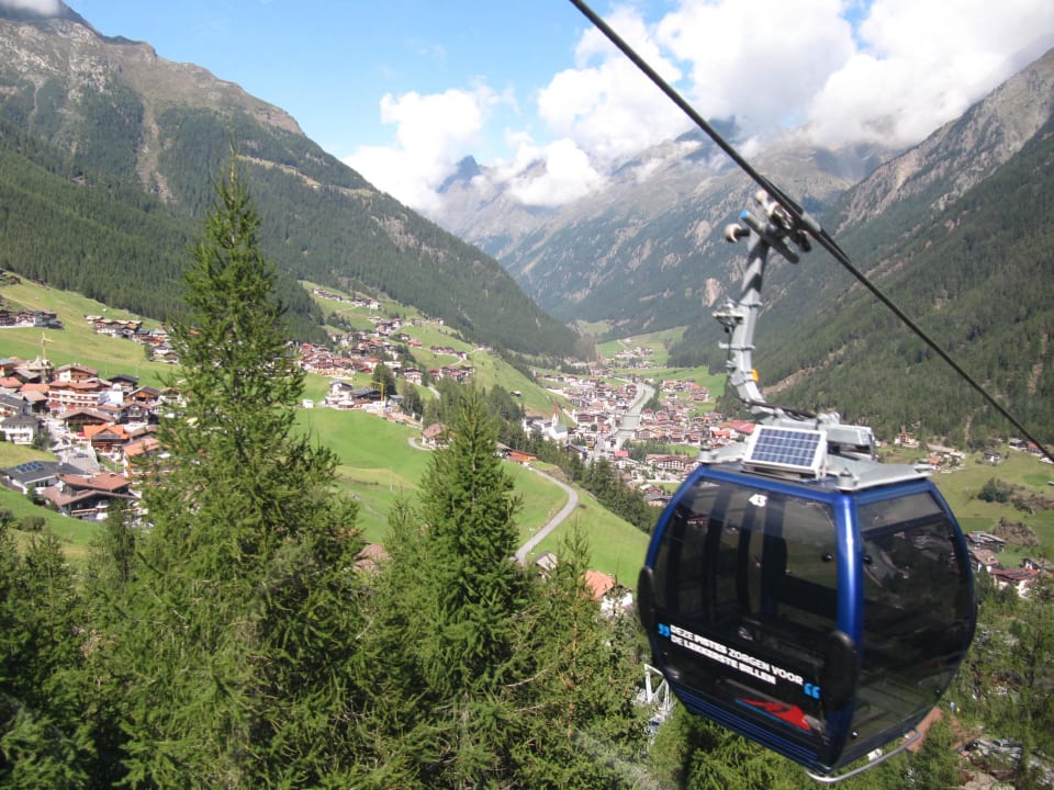 Blick aus der Seilbahn auf Sölden Alpengasthof Grüner