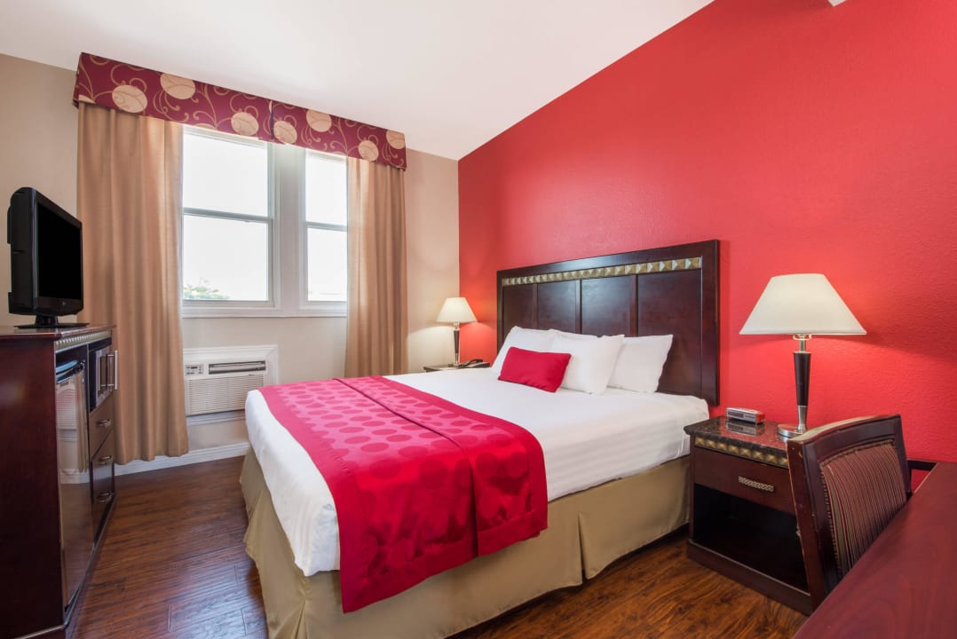 1 king bed room Ramada San Diego Airport