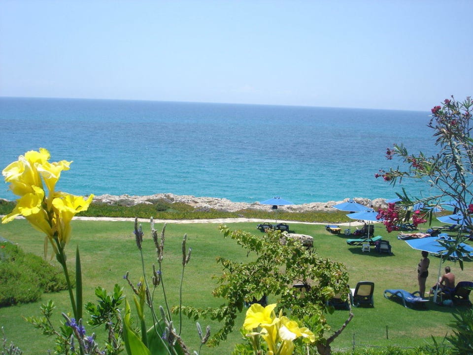 "Blick vom Garten zum Meer" Atlantica SunGarden Beach (Agia Napa / Ayia