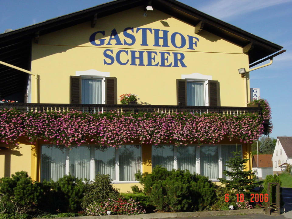 Oben Zimmer, unten Speisesaal Hotel Gasthof Scheer